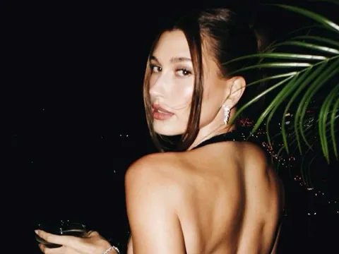 Vợ Justin Bieber 'đốt mắt' dân tình trong loạt ảnh khoe lưng trần gợi cảm