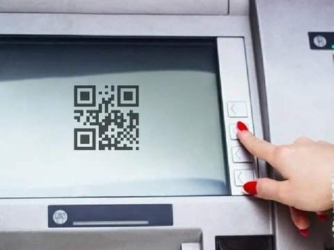 Rút tiền bằng mã QR tại ATM khác ngân hàng được không