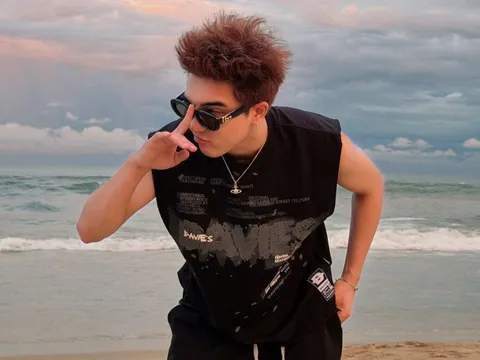 Nam ca sĩ Vbiz 'trượt tay' công khai ảnh tình tứ với cô gái lạ mặt