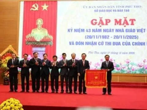 Sở GD&ĐT Phú Thọ đón nhận Cờ thi đua của Chính phủ và tri ân các thế hệ nhà giáo