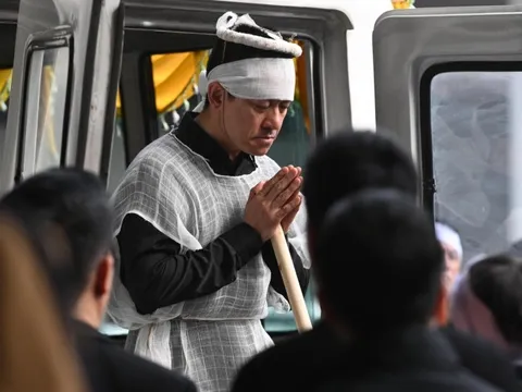 Xót xa hình ảnh ca sĩ Tuấn Hưng đội khăn trắng chịu tang, khóc sưng mắt đưa tiễn mẹ