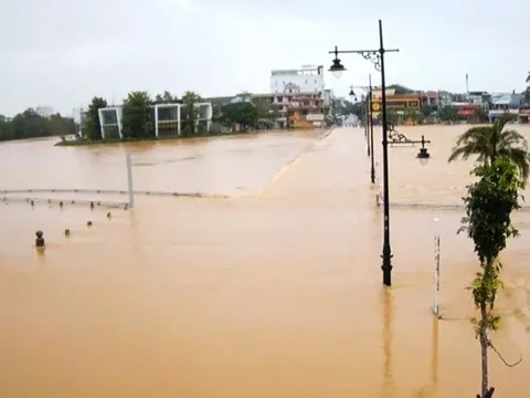 Lũ khẩn cấp trên sông Bồ, sông Hương ở TP. Huế