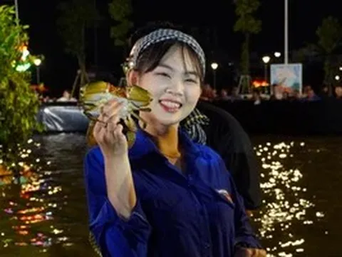 Độc lạ cuộc thi mò cua, đua cua ở Cà Mau