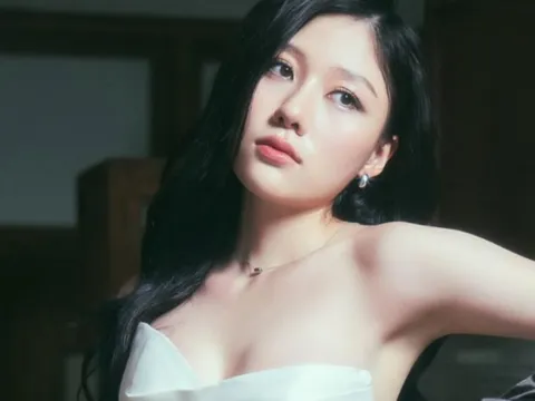 Em gái Trấn Thành 'đốt mắt' với loạt váy cúp ngực khoe sắc vóc gợi cảm ở tuổi U30