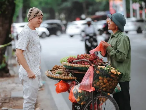 Cuộc sống tuổi 55 của nam nghệ sĩ gà trống nuôi con, gần 20 năm trốn nợ, con trai vướng vòng lao lý