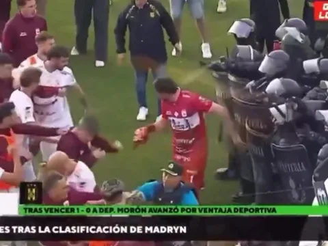 Cảnh hỗn loạn ở giải bóng đá Argentina