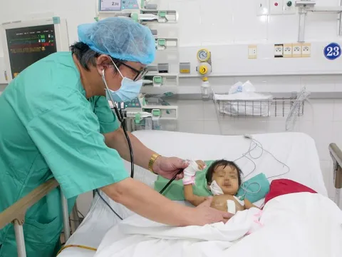 Bệnh nhi 2 tuổi ở Quảng Ngãi hồi sinh sau ca ghép gan xuyên Việt 0