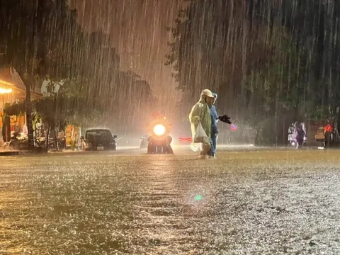 Mưa lớn gây sạt lở, chia cắt giao thông; làm ngập hơn 14.700 ngôi nhà tại một số tỉnh miền Trung