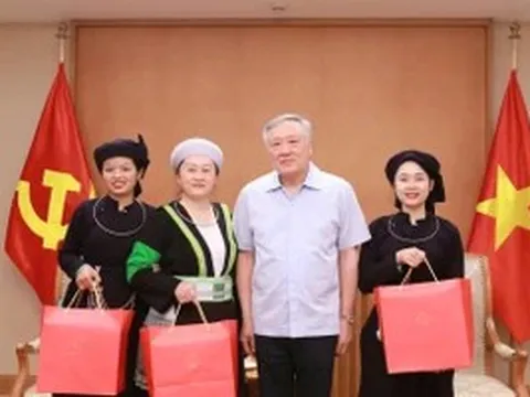 Phó Thủ tướng Thường trực Nguyễn Hòa Bình gặp gỡ các nhà giáo tiêu biểu