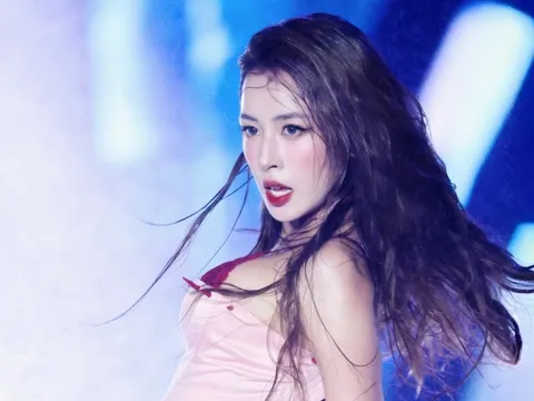 Chi Pu tung ảnh ướt nát nét căng, phô trọn đường cong quyến rũ