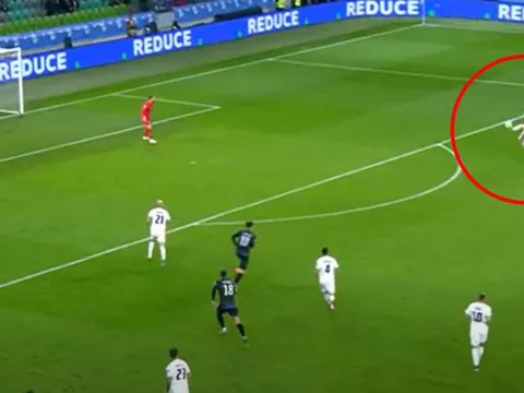 Bàn phản lưới khó tin ở vòng loại World Cup châu Âu