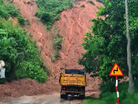 Mưa lớn gây sạt lở, ngập lụt nhiều tuyến giao thông tại miền Trung – Tây Nguyên