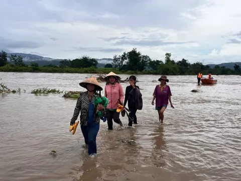 Lực lượng vũ trang kịp thời cứu 10 người dân bị cô lập do mưa lũ ở Gia Lai