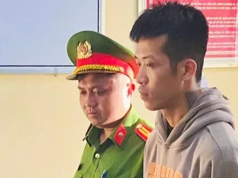 Say rượu đi tiểu trước nhà người khác, nam thanh niên bị đâm trọng thương