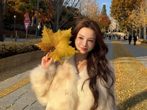 Huyền Baby diện váy ngắn trên phố, khoe sắc vóc trẻ trung như 'gái 18'