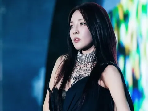 Dara (2NE1) tung ảnh diện áo buông lơi khoe nhan sắc gợi cảm ở tuổi 41, thế này bảo sao ai cũng 'mê chữ ê kéo dài'