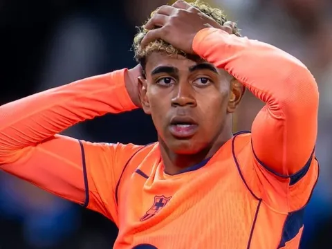 Cổ động viên cạn lời với Yamal