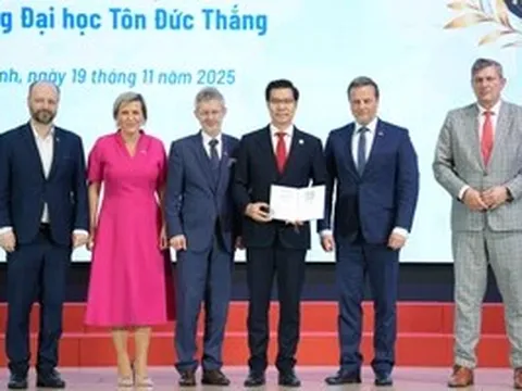 Hai nhà giáo Trường ĐH Tôn Đức Thắng nhận kỷ niệm chương của Thượng viện CH Séc
