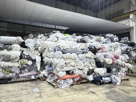 Phát hiện kho hàng chứa trên 105 tấn vải cuộn không rõ nguồn gốc