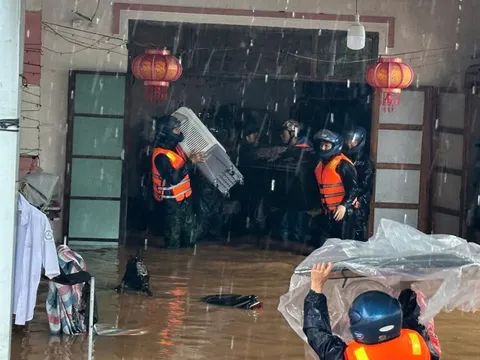 Bộ đội hỗ trợ sơ tán người dân và tài sản trong mưa lũ ở Đắk Lắk