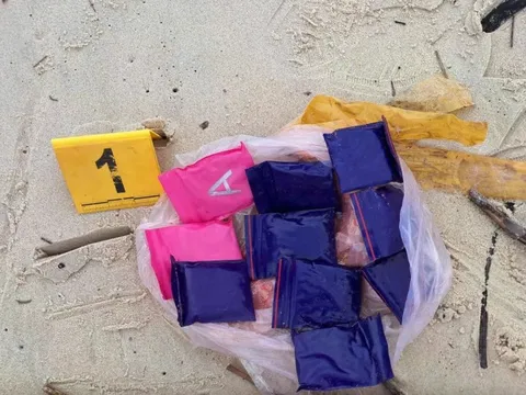 Nhặt củi ven biển, người dân tình cờ phát hiện vật thể nghi ma túy trôi dạt