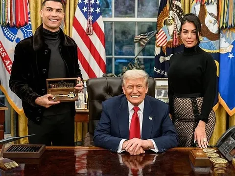 Bạn gái Ronaldo đeo nhẫn đính hôn giá 3 triệu USD