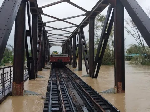 Gia Lai: Nước lũ dâng cao, đường sắt điều toa xe chở tà vẹt trấn chặn 2 cầu