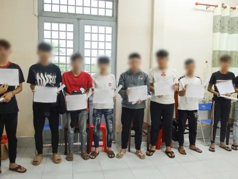 Dàn cảnh cướp điện thoại để xoá dữ liệu riêng tư, nhóm "trẻ trâu" bị khởi tố