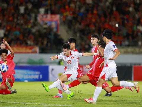 Tuyển Việt Nam gây tranh cãi