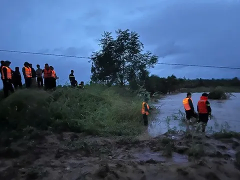 Vượt dòng lũ chảy xiết, Bộ đội, Công an giải cứu 33 người dân bị cô lập