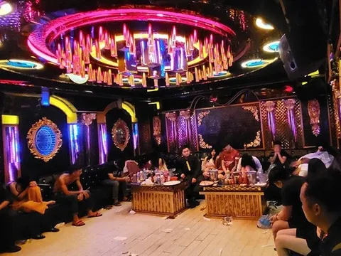 Hơn 300 cảnh sát đột kích 3 quán karaoke, bắt giữ 85 người