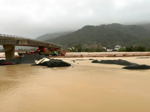 Nước ngập hơn 2m, công trường thi công cao tốc Chí Thạnh-Vân Phong tê liệt hoàn toàn