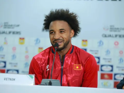 Xuân Son được đồng đội nhường đá phạt đền