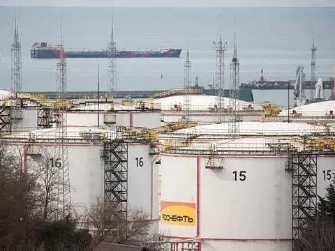 Trước 'giờ G' lệnh trừng phạt khắc nghiệt từ Mỹ, dầu Nga vẫn lênh đênh trên biển, chưa có 'bến đỗ'