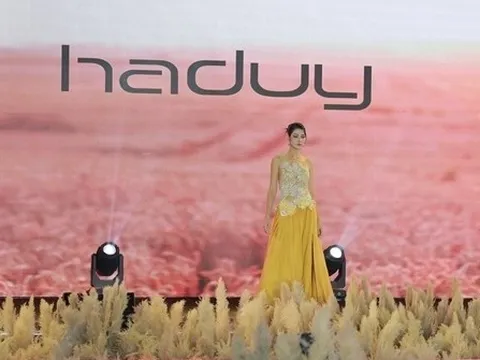 Ấn tượng show thời trang 'Chuyển động - Tái sinh' của NTK Hà Duy tại Vườn Âm nhạc Nhà hát Lớn Hà Nội