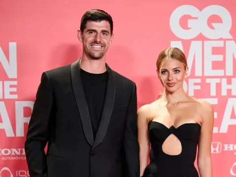 Vợ Courtois gây sốt