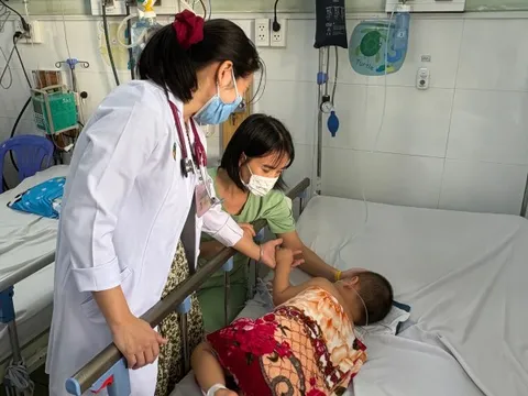 Nhiều trẻ ở TP.HCM mắc tay chân miệng chuyển nặng, bác sĩ cảnh báo gì? 0