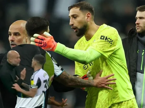 Cảnh hỗn loạn ở trận thua của Man City