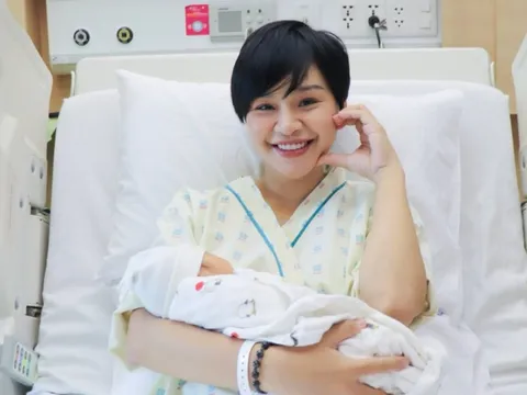 Cặp đôi Vbiz đình đám chào đón con gái đầu lòng