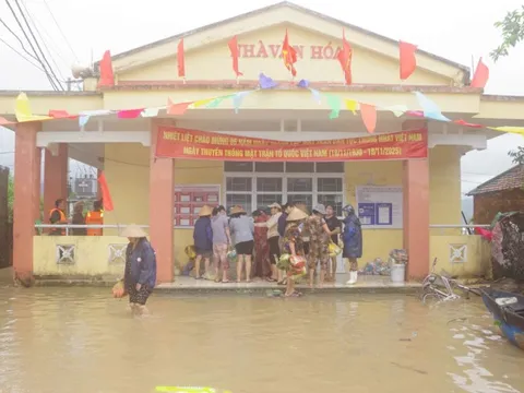 Bộ đội vượt lũ, đưa hàng cứu trợ vào thôn có trên 600 dân bị cô lập