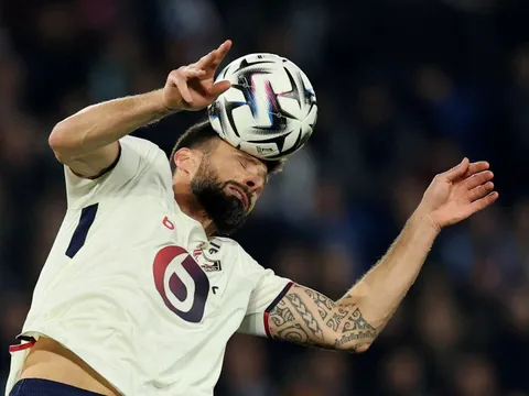 Giroud lập cú đúp lịch sử ở tuổi 39