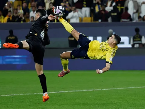 Một cú móc bóng, cả thế giới cúi đầu trước Ronaldo