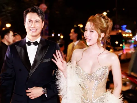 Quỳnh Nga mặc hở bạo, Việt Anh đáp vỏn vẹn 2 chữ về chuyện ảnh cưới gây dậy sóng