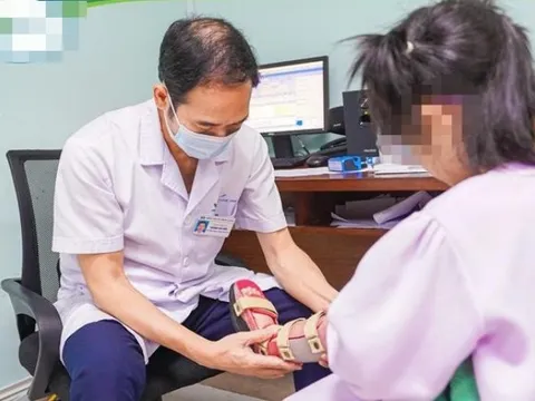 Bé gái 7 tuổi lần đầu tự đi sau 6 năm chỉ biết đến nẹp và bột 0