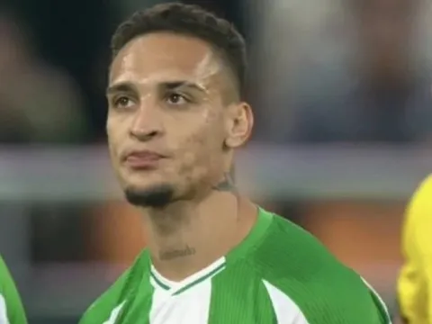 Antony bị đuổi khỏi sân