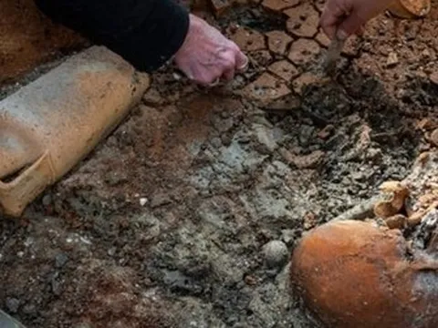 Hungary: Phát hiện quan tài La Mã 1.700 năm được niêm phong kín