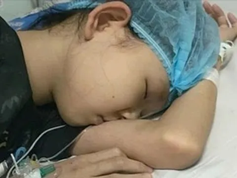 Cô bé lớp 6 và trang vở ước mơ nhuốm màu ung thư