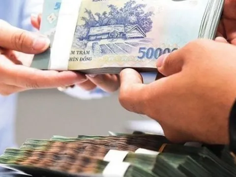 Khi nào khách hàng được xem xét phân loại lại khoản nợ vào nhóm nợ có rủi ro thấp hơn?