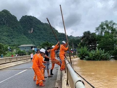 Hệ thống điện ổn định trở lại, 95% công suất bị ảnh hưởng mưa lũ được khôi phục