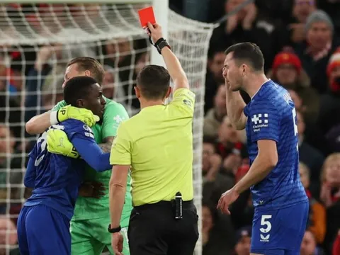 Chuyện gì thật sự xảy ra khi Gueye tát đồng đội